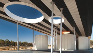 “Steel allowed us to achieve the cantilevered roof, which appears disconnected from the facilities below, as well as the random scatter of columns,” Kosloff says. “There is a dexterity of material and its ability to defy gravity.”